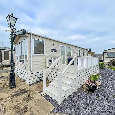 Отель Lovely 6 Berth Caravan With Decking And Wifi In Kent, Ref 47017C Уитстабл Экстерьер фото