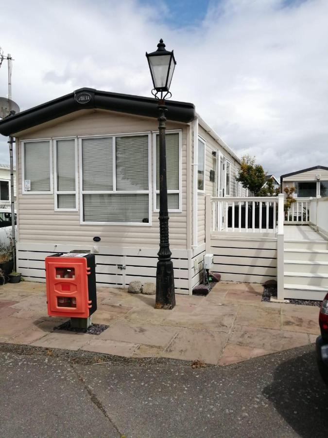 Отель Lovely 6 Berth Caravan With Decking And Wifi In Kent, Ref 47017C Уитстабл Экстерьер фото