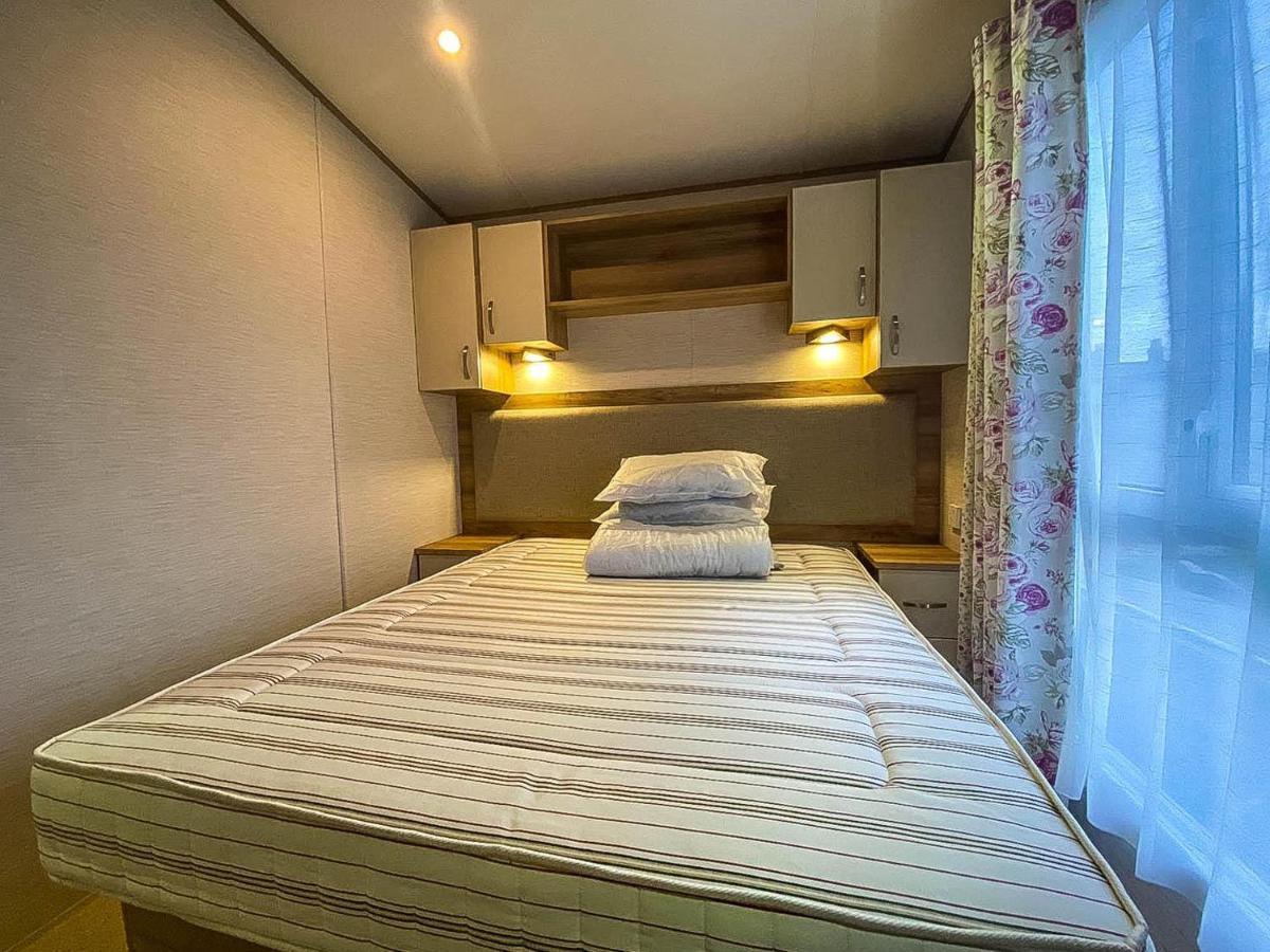 Отель Lovely 6 Berth Caravan With Decking And Wifi In Kent, Ref 47017C Уитстабл Экстерьер фото