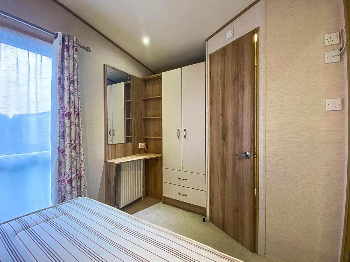 Отель Lovely 6 Berth Caravan With Decking And Wifi In Kent, Ref 47017C Уитстабл Экстерьер фото
