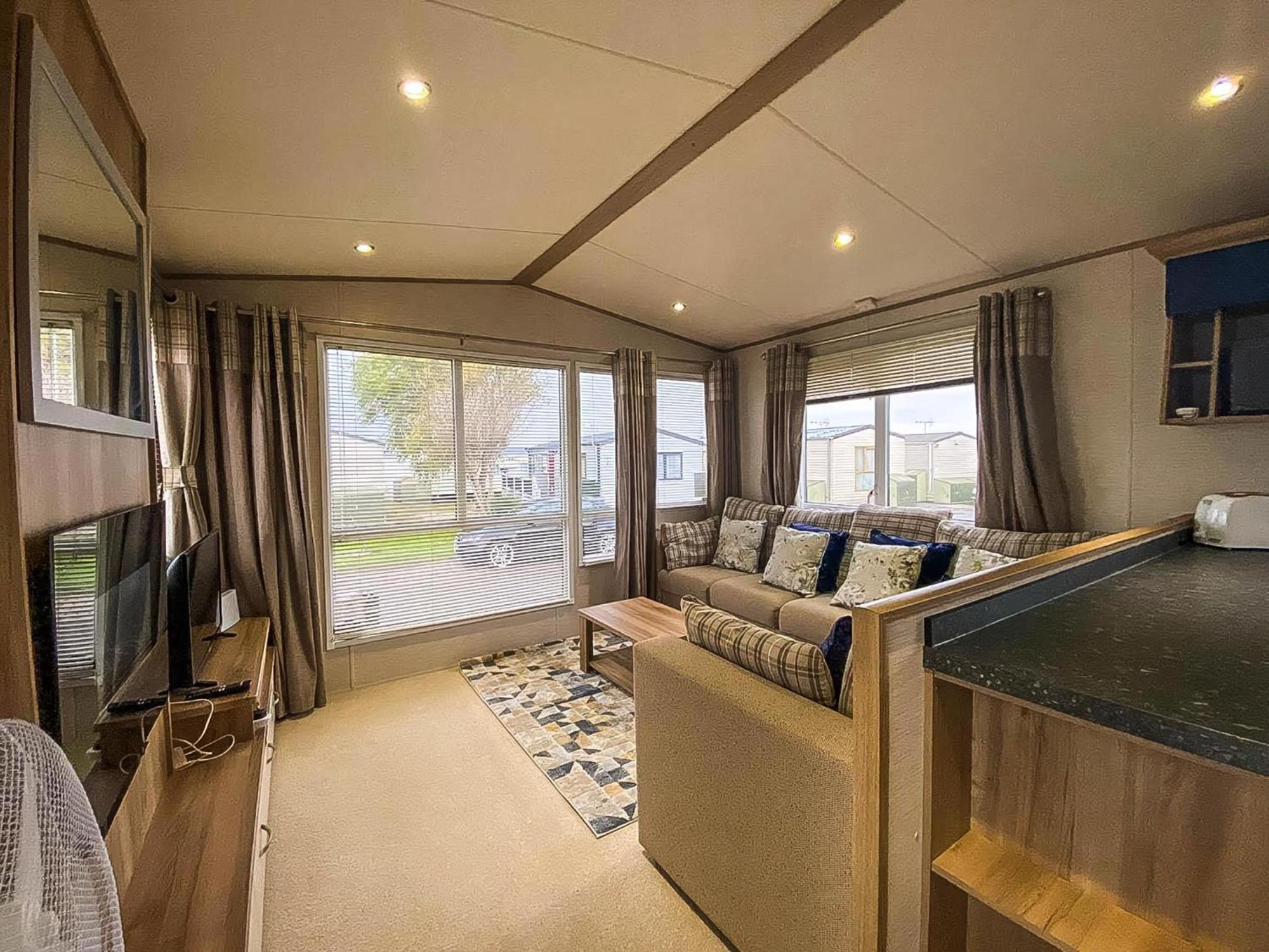 Отель Lovely 6 Berth Caravan With Decking And Wifi In Kent, Ref 47017C Уитстабл Экстерьер фото
