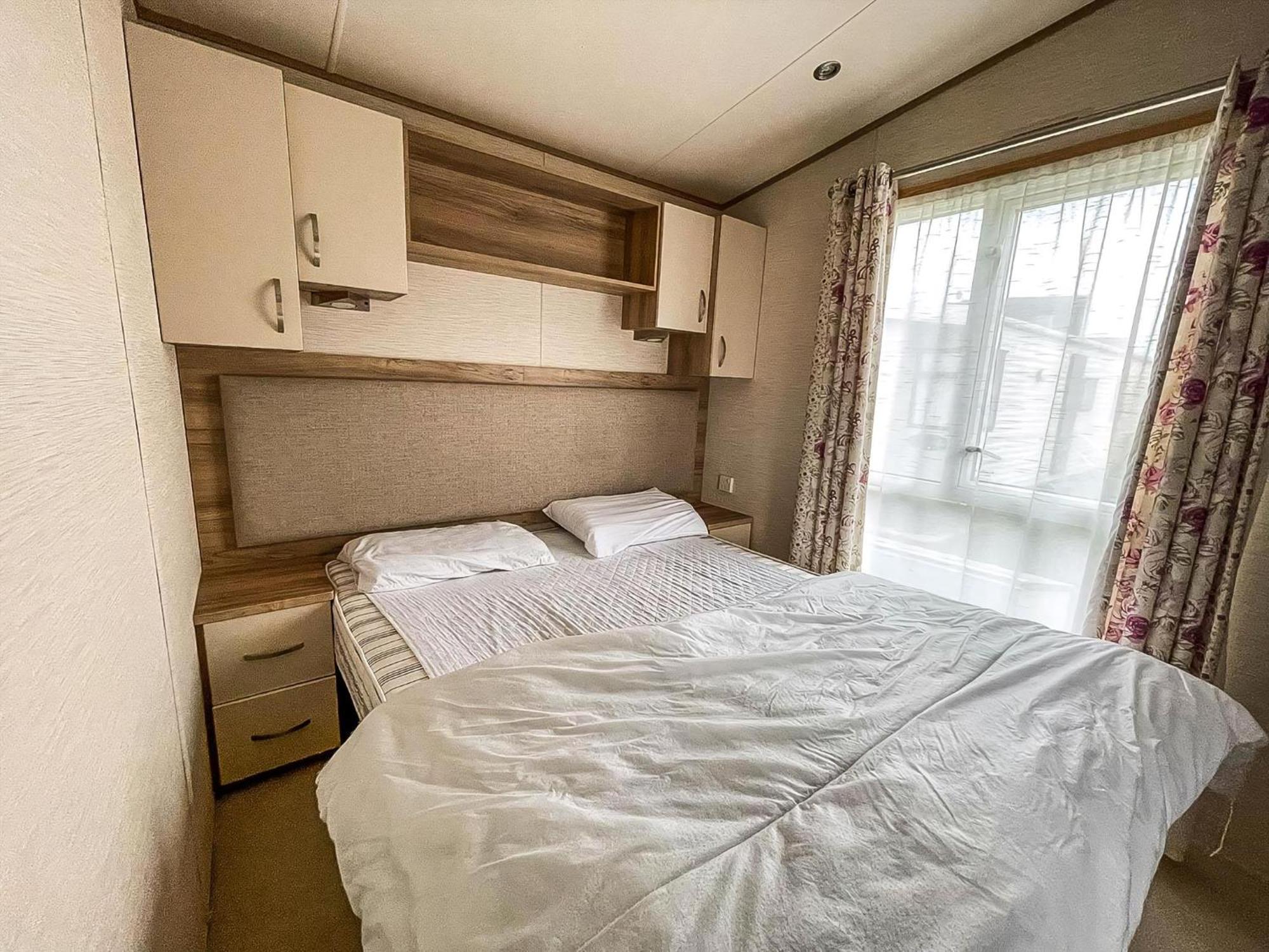 Отель Lovely 6 Berth Caravan With Decking And Wifi In Kent, Ref 47017C Уитстабл Экстерьер фото