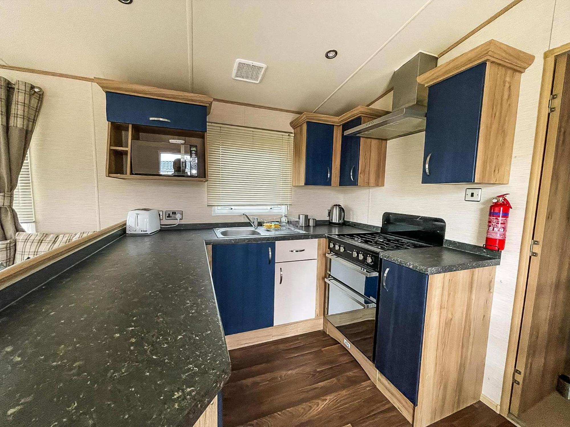 Отель Lovely 6 Berth Caravan With Decking And Wifi In Kent, Ref 47017C Уитстабл Экстерьер фото